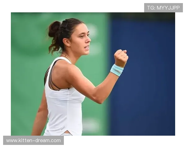 小小足球场上的女神光芒四射她们是梦想与勇气的代言人